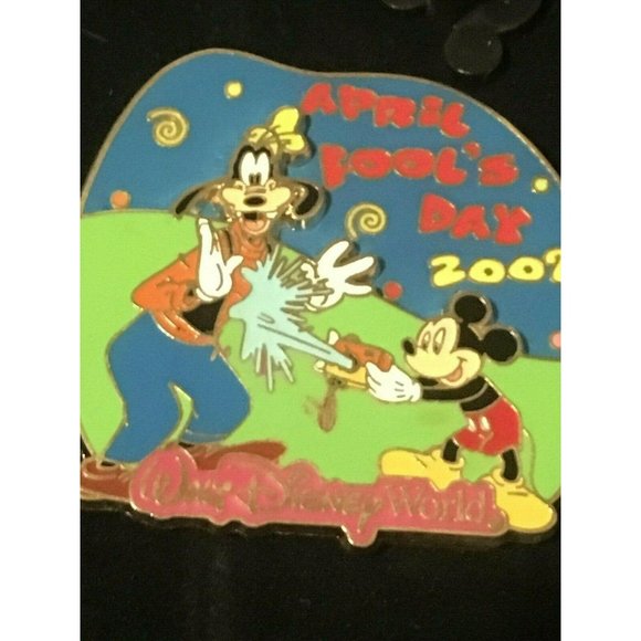 Disney April Fool's Day Mickey and Goofy Walt Disney Pin Collectible From 2007 - Picture 3 of 4